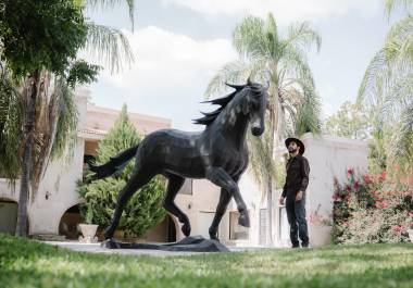 Con acero negro como lienzo, David transforma figuras en monumentos que transmiten fuerza y carácter.