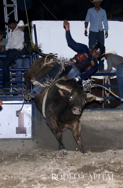 $!Brayan Medina inicia las emociones del rodeo de Semana Santa