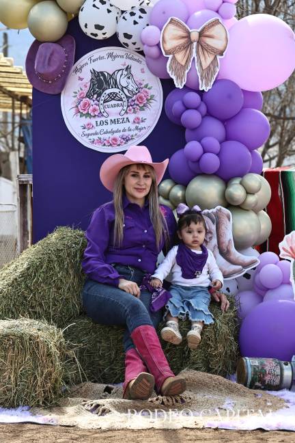 $!Mujeres con sus hijas inculcando las tradiciones y el orgullo femenino.