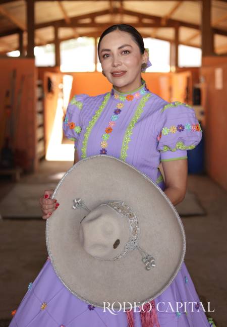 $!“Para ellas, ataviarse de Adelita y ponerse su sombrero es algo que las empodera de una manera increíble”: Wendy Martínez Vázquez, entrenadora.