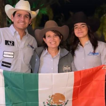 Los barrileros mexicanos con la multicampeona monclovense, Myriam Flores.