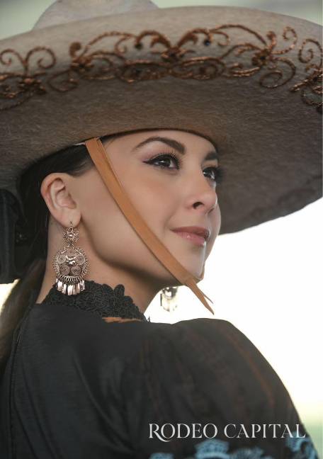 $!Estefanía demuestra que el orgullo por las tradiciones también puede convertirse en un acto de solidaridad.