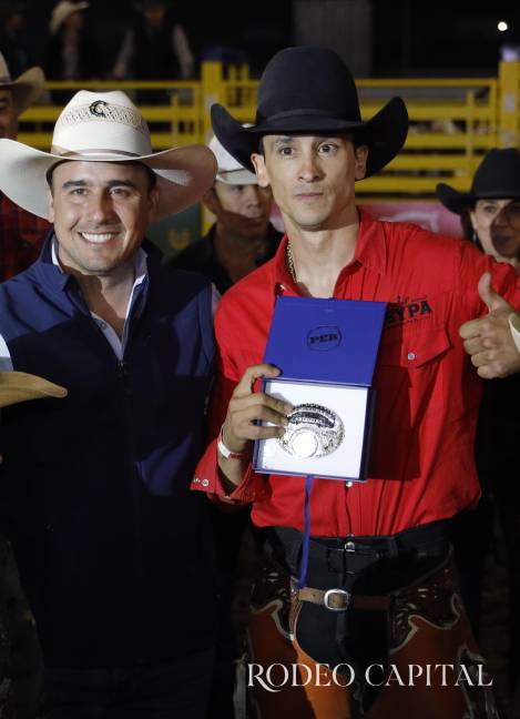 $!Octavio Torres García durante la premiación del 2025 con el gobernador Manolo Jiménez.