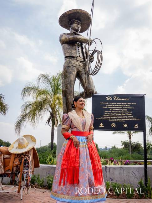 $!La escultura “La Charrería”, donada en su tierra natal.