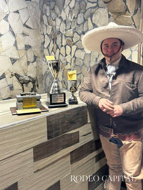 $!El Campeón Nacional de Manganas a Pie con los trofeos entregados en la competencia de coleadero.