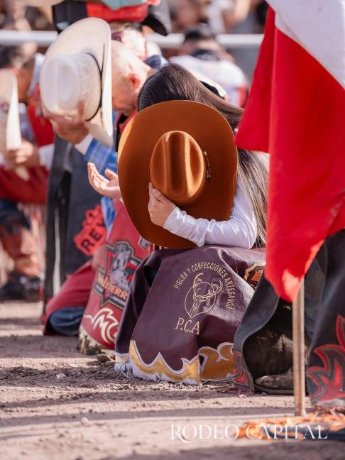 $!Noemí tiene 20 años y es una de las pocas mujeres en México que monta toro.