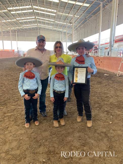 $!Con su familia tras ser campeón estatal en 2021 con La Purísima en la categoría A.