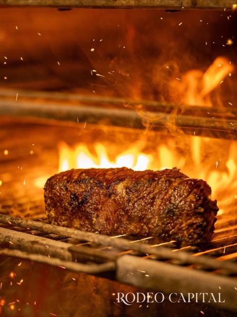 $!El asado a la parrilla se diferencia del barbecue por la velocidad y la intensidad del calor.