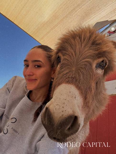 $!Transmitirle confianza y seguridad a los animales le ayuda a facilitar el proceso al cambiar las herraduras.