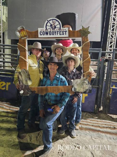 $!Noah y su padre Mike Lee, campeón de PBR en 2024, durante su paso por Las Encinas.
