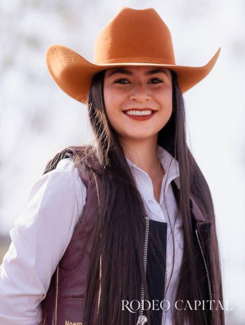 $!“La Chaparrita de Oro” minutos antes de abrirse el cajón y enfrentar al toro.