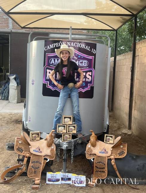 $!Más de 100 hebillas respaldan el paso firme de una niña que no conoce límites.