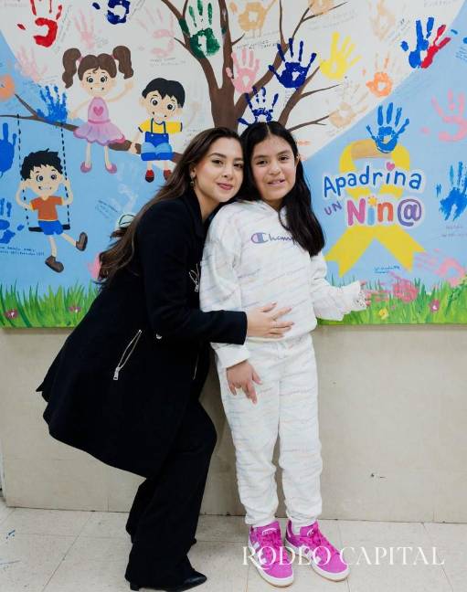 $!Sofi es una de las niñas que acaba de tocar la campana que indica que ha librado la batalla.