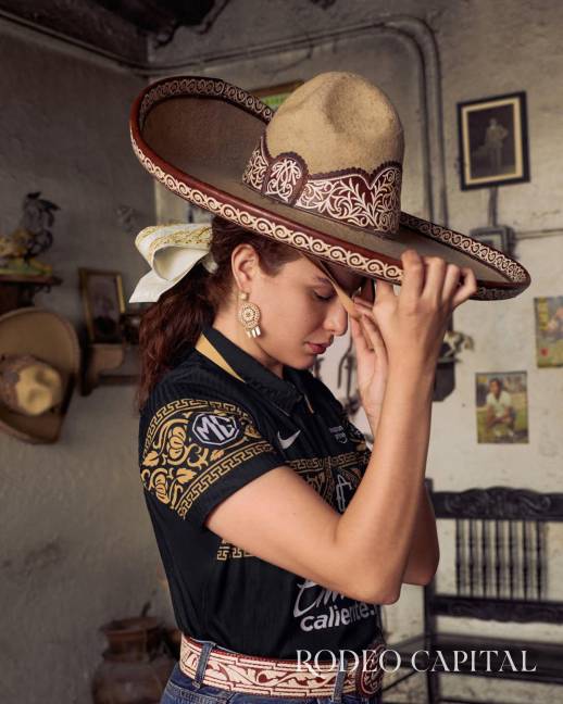 $!El vestuario tradicional del charro se reinterpreta en la alta competición: detalles artesanales, oro sobre negro y un legado centenario visten a las Chivas en su nueva indumentaria institucional.
