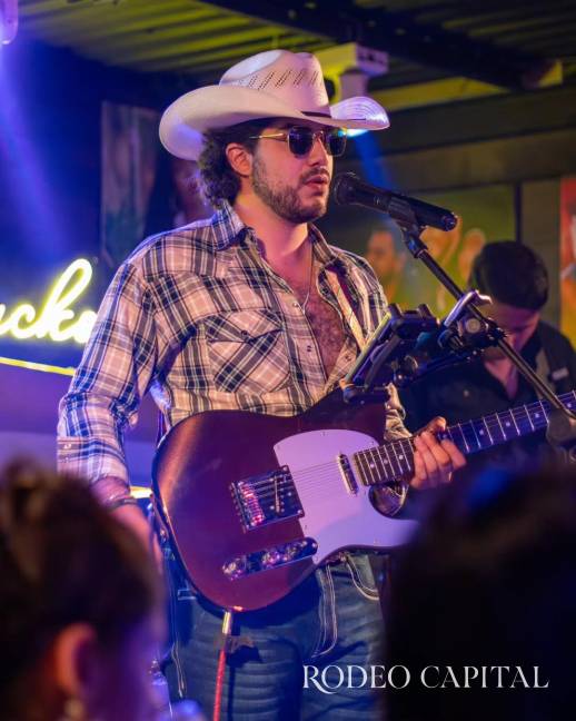 $!La música de Dan Rosales siempre es bien recibida por el público de Saltillo.