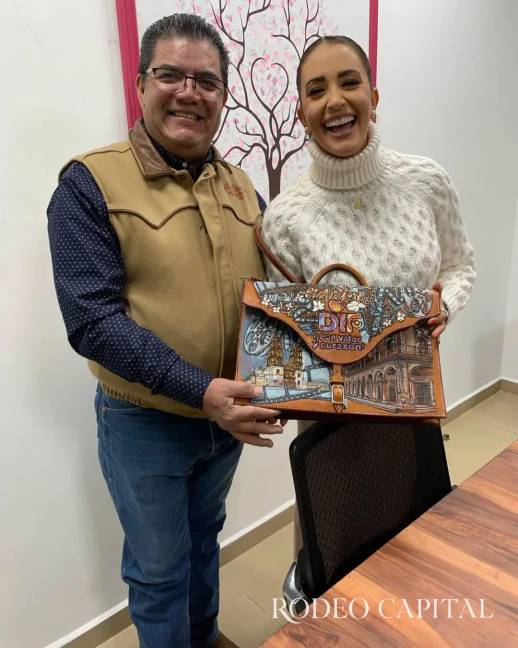 $!Javier entregando una de sus piezas a la primera dama de Durango.