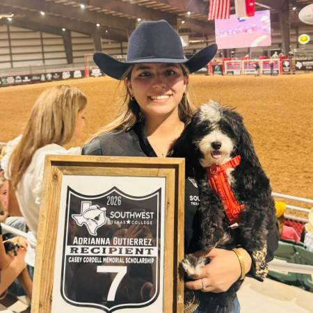 Gracias a su esfuerzo y talento, Adriana Gutiérrez recibió esta beca que se entrega anualmente en honor al vaquero Casey Cordell.