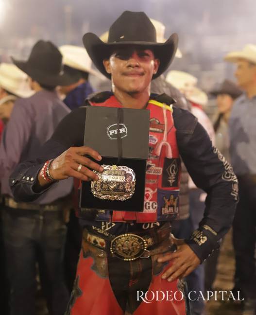 $!Daniel Arantes con la hebilla de campeón.