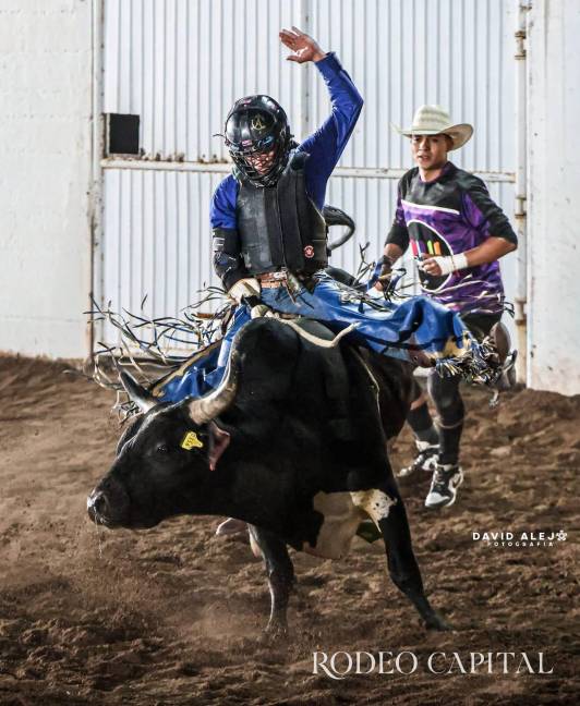 $!Antonio Cedillo durante su monta en el Parras Rodeo Vendimia Brasa Fest 2026.