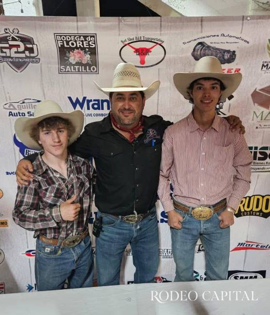 $!Noah junto a Abel Zertuche (centro), del comité organizador del Cowboy Fest en Las Encinas.