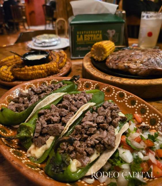 $!En La Estaca, la carne no solo se sirve: se comparte.