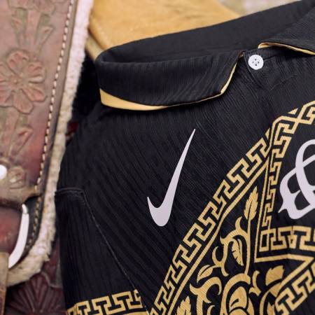 Charros y escaramuzas lucen el nuevo jersey alternativo de Chivas para la temporada 2026-2027. FOTOS: INSTAGRAM