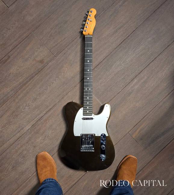 $!Con guitarra, sombrero y convicción, Dan Rosales construye un camino propio en el country.