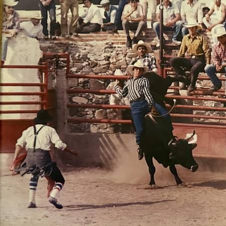 Paco Galindo se aferra al lomo del toro con el cuerpo en tensión perfecta, mientras la tribuna observa en vilo. Lo que para muchos es espectáculo, para él era destino.