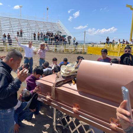 Las plegarias, porras y lágrimas fueron parte del homenaje a Eliud Aranda, un grande de las arenas.
