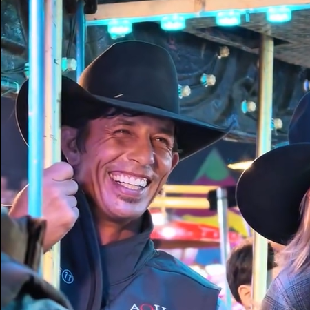 Desde el viernes por la tarde, la leyenda del rodeo mundial J.B. Mauney está de visita en Chihuahua junto con su hijo, Jagger Griggs Mauney.