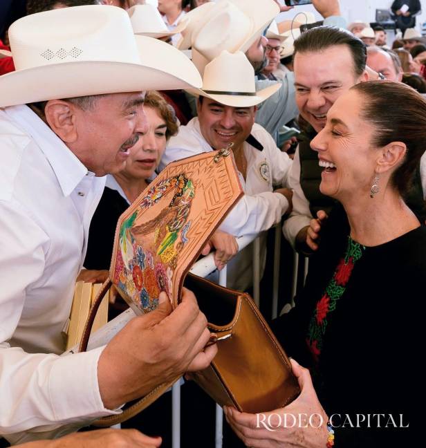 $!La Unión de Ganaderos del Durango le hizo entrega a Claudia Sheinbaum de un regalo especial creado por Javier.