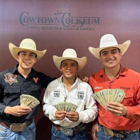 Los jaliscienses, Alfredo Ruvalcaba, Manuel Gallardo y Saúl Zambrano siguen participando en rodeos de Estados Unidos.