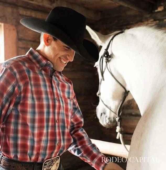 $!El sonorense combina el deporte con la crianza de caballos.