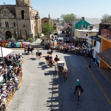 Al paso del recorrido por la plaza principal hubo un ambiente fiesta. FOTOS: HÉCTOR GARCÍA