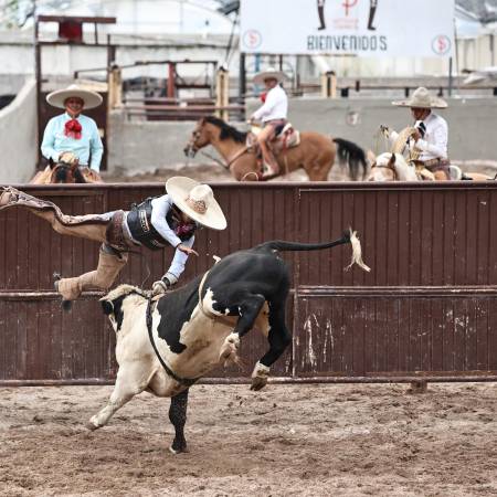 En la jornada charra del viernes, la habilidad de los jinetes dejó una jornada llena de fiesta y tradición.