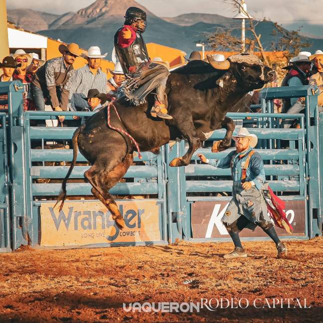 $!Uno de los toros más fuertes de México, Omicron, de Chihuahua, en una Final Nacional de Rodeo.