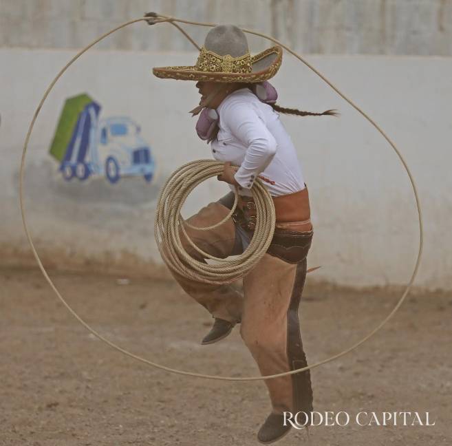 $!Andrea Castillo ejecuta las colas y la terna en el ruedo con la misma destreza que lo hace un varón.