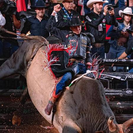 Álvaro Álvarez durante una de sus montas en Barretos 2025.