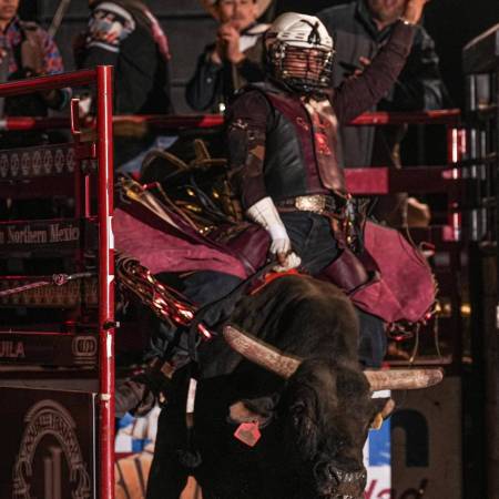 El jinete ganador, Alfonso Orozco durante una de sus montas en el Súper Bull de Acuña.