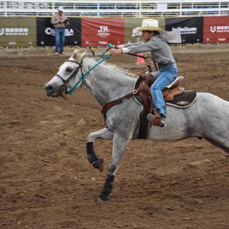 Roberta González logró un tiempo de 16.511 para ponerle emoción y adrenalina a la eliminatoria de barriles del Rodeo Saltillo. FOTOS: FRANCISCO MUÑIZ