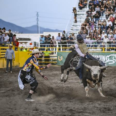 La Arena 8 Segundos estuvo a su máxima capacidad en público y emociones con las diferentes disciplinas del rodeo.