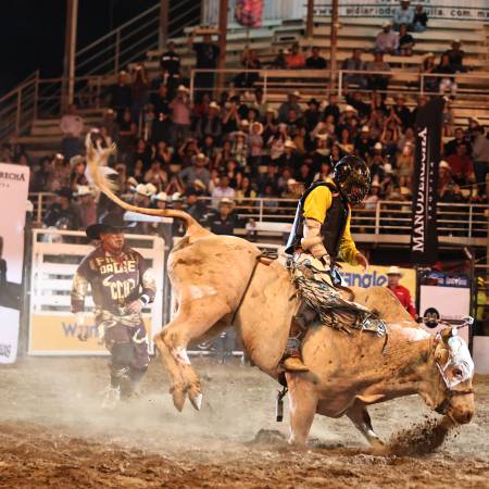 Erick Montañez, el campeón de la noche, montó a los toros Cimarrón y Rebelde para conquistar el campeonato de Cuernos Chuecos.