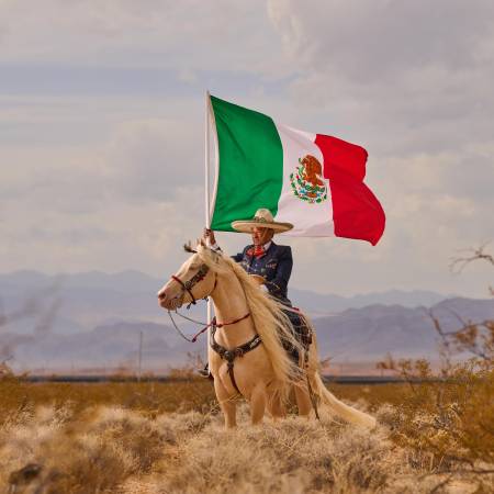 Tomás Garcilazo porta el traje que representa a México en escenarios de todo el mundo.