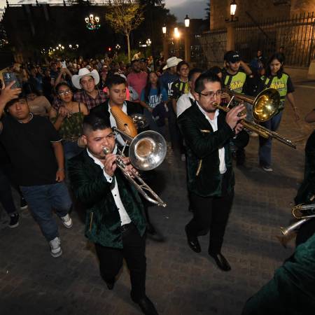 La música de banda sinaloense puso ritmo a la Callejoneada Norteña por la Juventud, realizada en las calles del Centro de Saltillo.