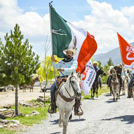 Celebran a caballo aniversario de tienda vaquera