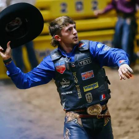 Statler, uno de los hermanos Wright, celebra tras montar a Talk Derby 2 Me en la prueba de monta de caballos con silla durante la séptima ronda de las Finales Nacionales de Rodeo. FOTO: INSTAGRAM