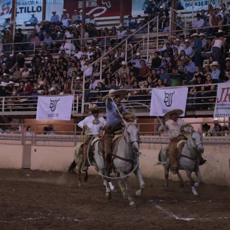 La Charreada Nocturna Universitaria se llevó a cabo en el Lienzo Charro Profr. Enrique González Treviño.