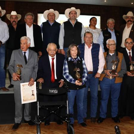 La Universidad Agraria Antonio Narro celebró el Día del Agrónomo con la entrega de siete preseas a egresados distinguidos por su labor en el campo.