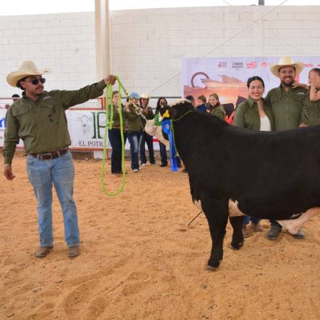 El rancho Mi Buena suerte ganador de la categoría Chica de Becerro Gordo.