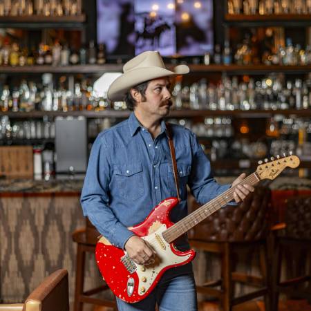 Un Luthier a Trote entre guitarras y caballos